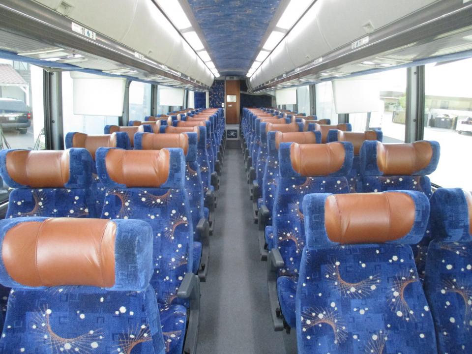 2012 MCI J4500 Coach with ISX Cummins C66271 - Image 9