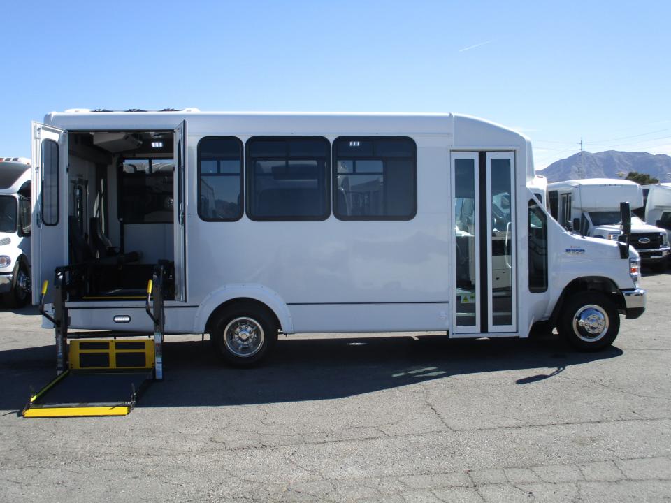 2018 Goshen Impulse Lift Equipped Shuttle S01409 - Image 4