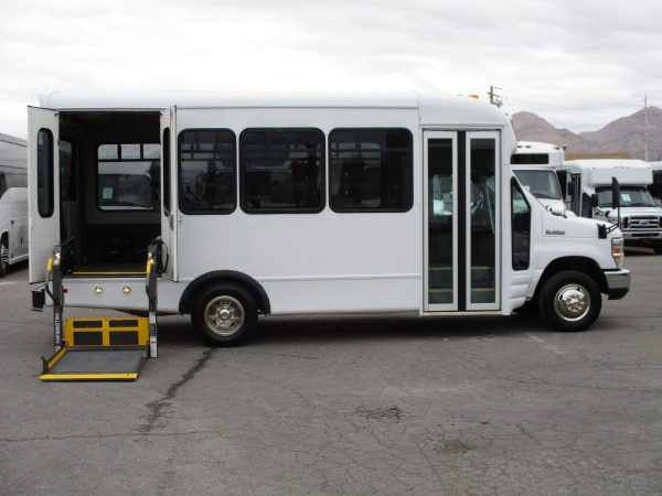 2008 Starcraft Allstar Lift Equipped Shuttle Bus S44418 - Image 4