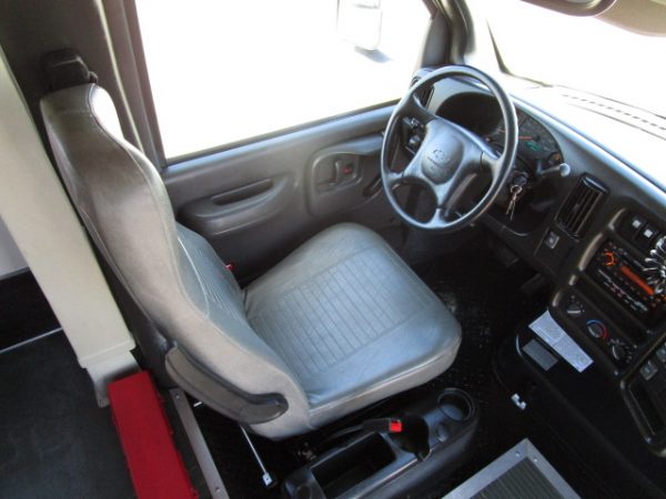 2009 Champion Defender Lift Equipped Shuttle Bus S06636 - Image 11