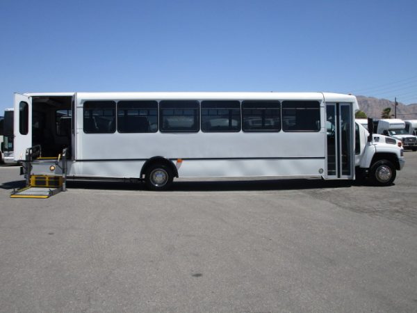 2009 Champion Defender Lift Equipped Shuttle Bus S06636 - Image 4