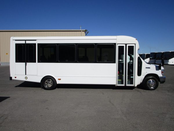 2014 Starcraft Allstar Lift Equipped Shuttle Bus S88895 - Image 4