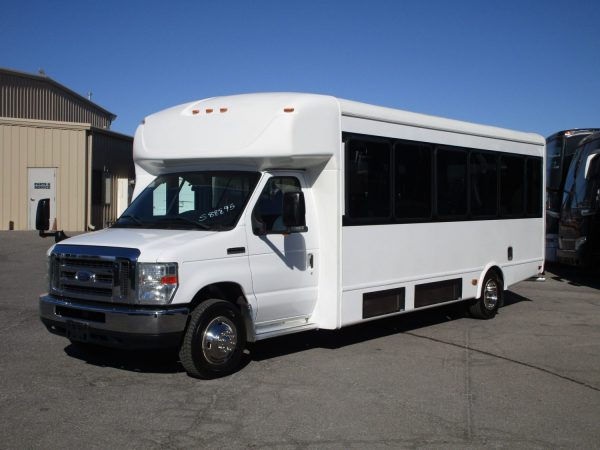 2014 Starcraft Allstar Lift Equipped Shuttle Bus S88895 - Image 3
