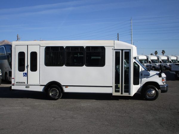 2015 ElDorado Advantage Lift Equipped Shuttle Bus S19755 - Image 4