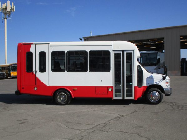 2014 Starcraft Allstar Lift Equipped Shuttle Bus S17991 - Image 4
