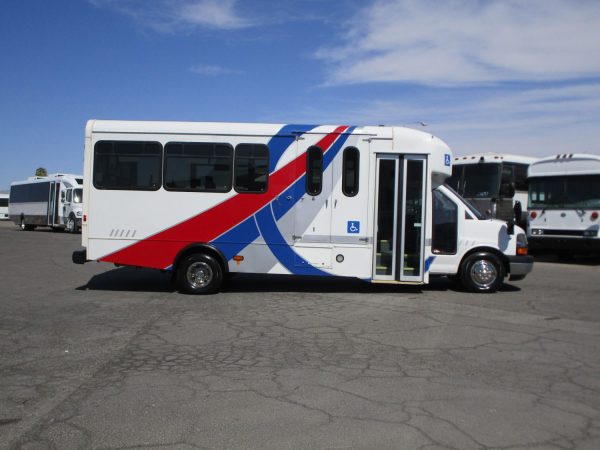 2011 Glaval Lift Equipped Shuttle S79604 - Image 4
