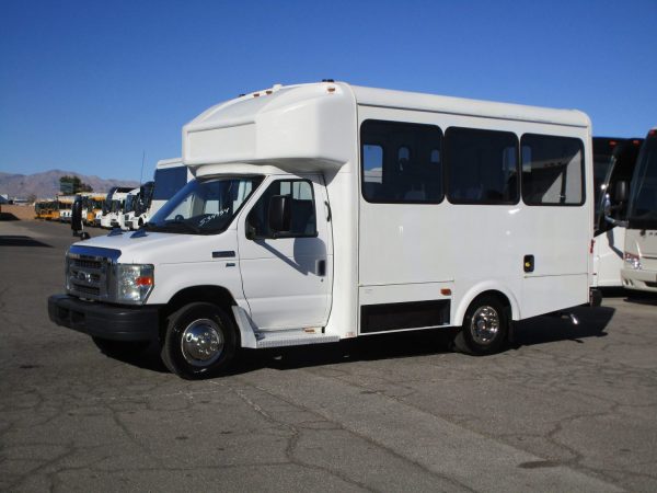 2015 Glaval Lift Equipped Shuttle S34954 - Image 3