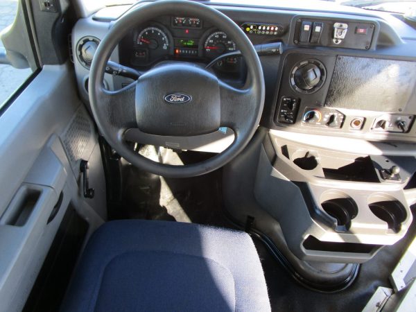 2015 Glaval Lift Equipped Shuttle S34954 - Image 10