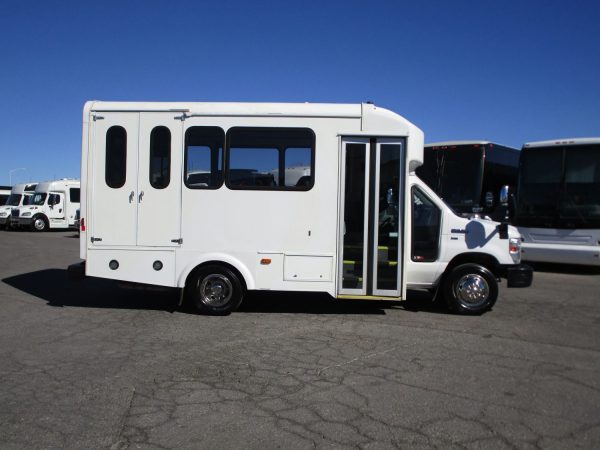 2015 Glaval Lift Equipped Shuttle S34951 - Image 4