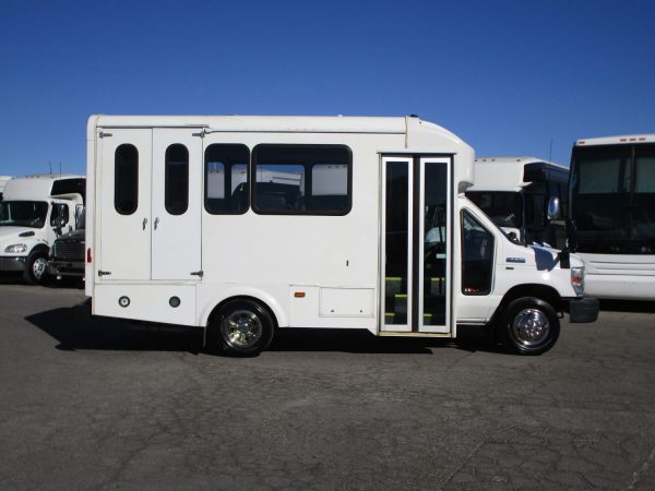 2015 Glaval Lift Equipped Shuttle S34944 - Image 4