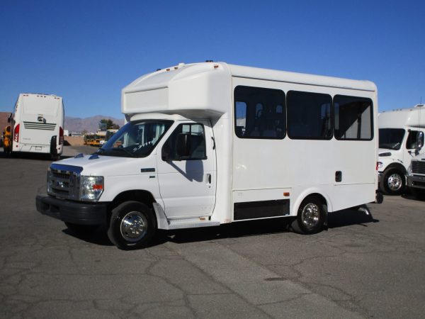 2015 Glaval Lift Equipped Shuttle S34944 - Image 3