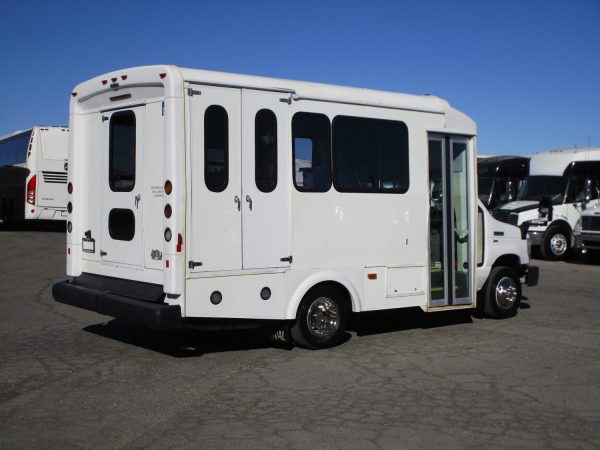 2015 Glaval Lift Equipped Shuttle S34944 - Image 7