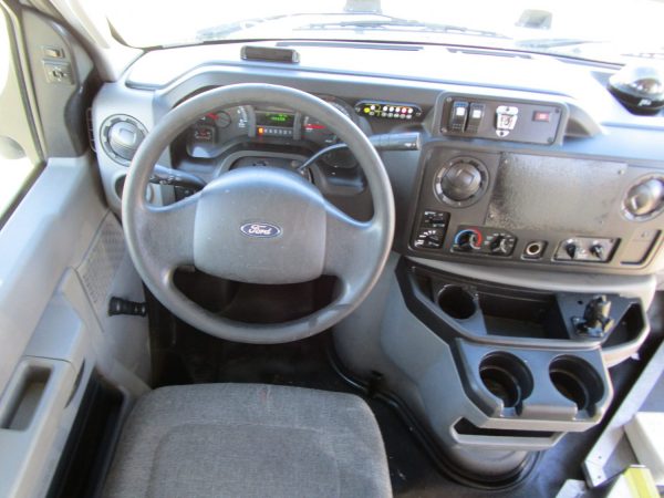 2015 Glaval Lift Equipped Shuttle S34944 - Image 11