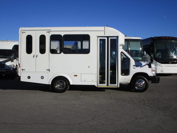 2015 Glaval Lift Equipped Shuttle S34949 - Image 4