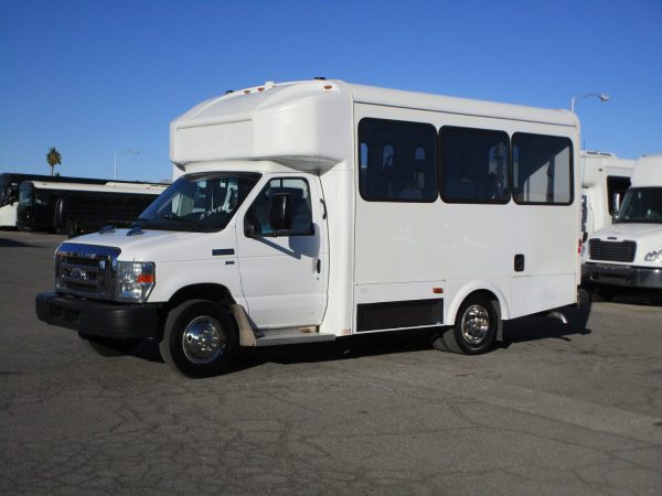 2015 Glaval Lift Equipped Shuttle S34949 - Image 3