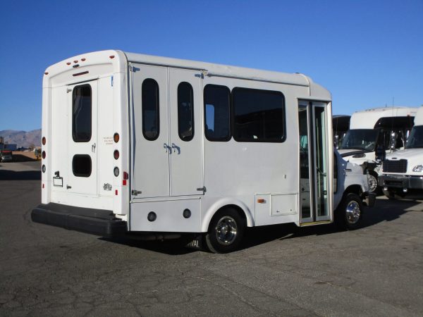 2015 Glaval Lift Equipped Shuttle S34949 - Image 7