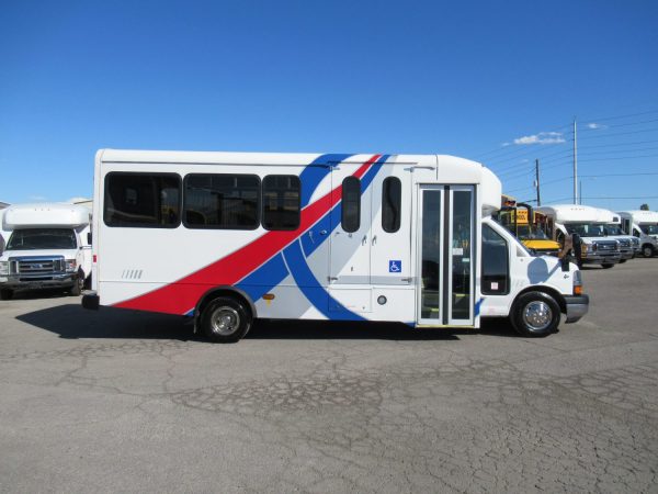 2015 Glaval Lift Equipped Shuttle S14543 - Image 4