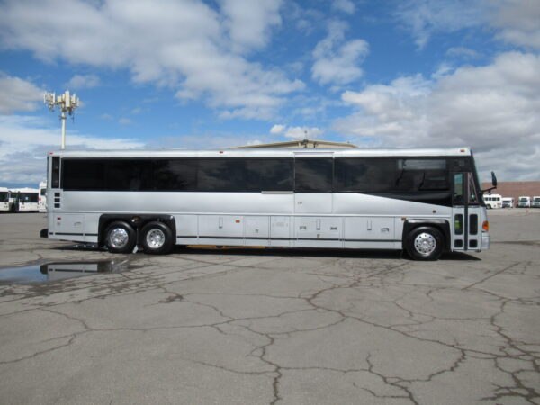 2009 MCI D4500 Lift Equipped Commuter Coach C58833 - Image 4