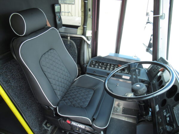 2009 MCI D4500 Lift Equipped Commuter Coach C58833 - Image 11