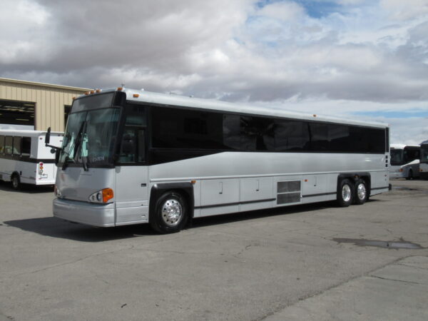 2009 MCI D4500 Lift Equipped Commuter Coach C58833 - Image 3