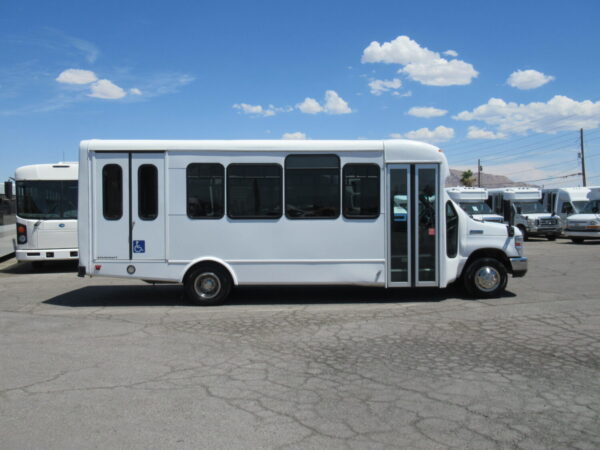 2017 Starcraft Allstar Lift Equipped Shuttle S62052 - Image 4
