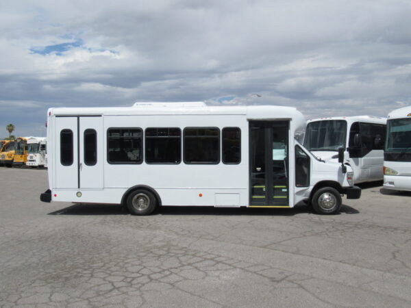 2014 Startrans Senator Lift Equipped Shuttle S93301 - Image 4