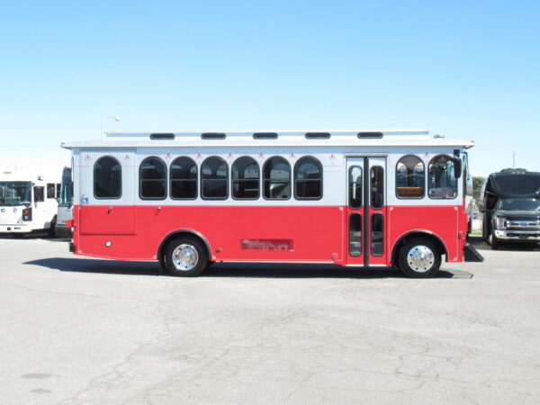 2008 Supreme Lift Equipped Trolley Bus S04697 - Image 4