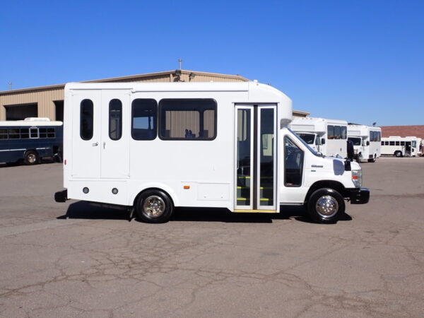 2016 Glaval Universal Lift Equipped Shuttle Bus S36134 - Image 4