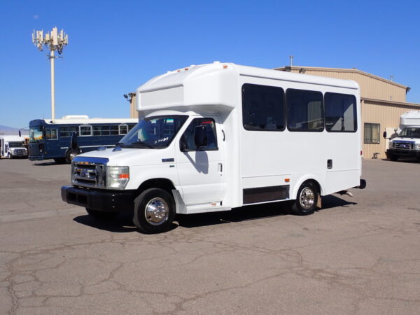 2016 Glaval Universal Lift Equipped Shuttle Bus S36134 - Image 3