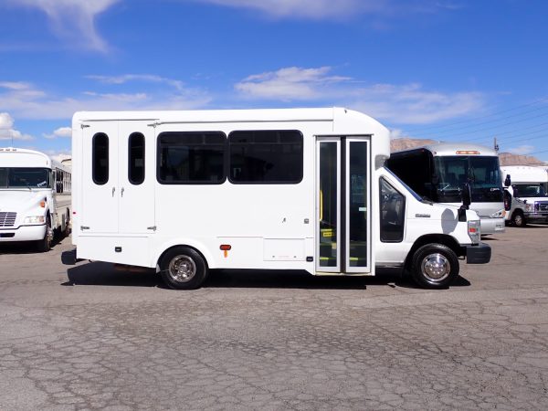 2014 Glaval Universal Lift Equipped Shuttle Bus S10288 - Image 4