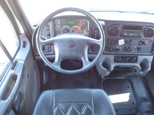 2016 Tiffany Executive Freightliner SJ7497 - Image 11