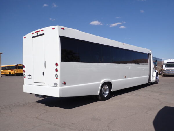 2016 Tiffany Executive Freightliner SJ7497 - Image 7