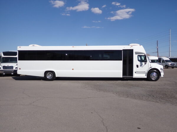 2016 Tiffany Executive Freightliner SJ7497 - Image 4