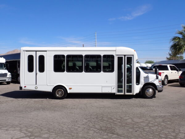 2013 Starcraft Allstar Lift Equipped Shuttle Bus S95297 - Image 4