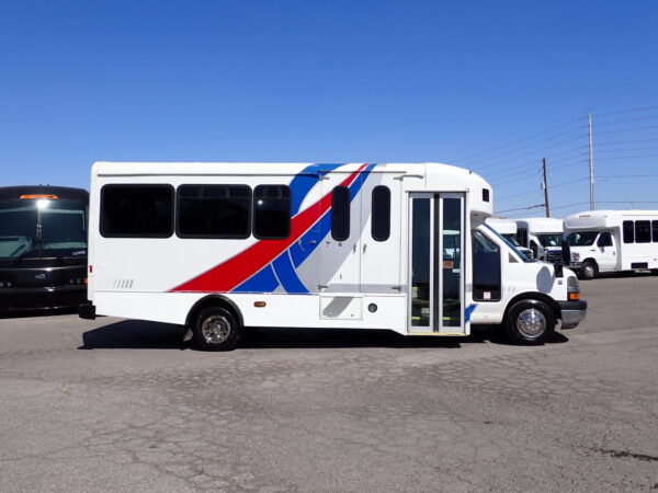 2015 Glaval Lift Equipped Shuttle S12702A - Image 4