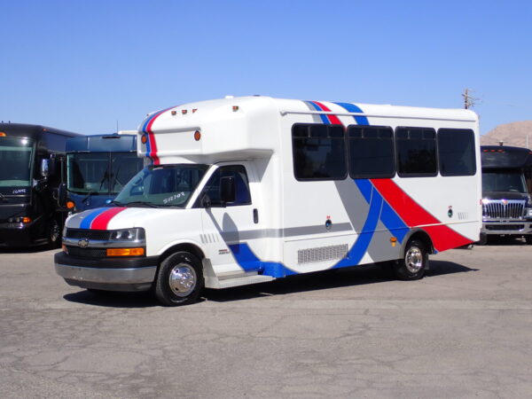 2015 Glaval Lift Equipped Shuttle S12702A - Image 3