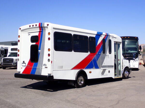 2015 Glaval Lift Equipped Shuttle S12702A - Image 7