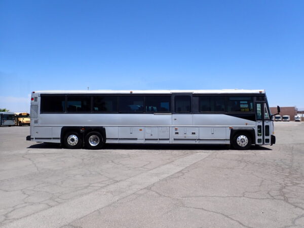 2004 MCI D4500 Lift Equipped Commuter Coach C56315 - Image 4