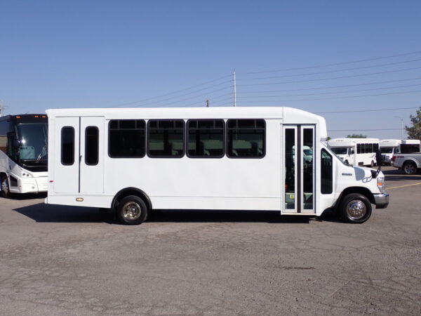2014 ElDorado Advantage Lift Equipped Shuttle Bus S18813 - Image 4