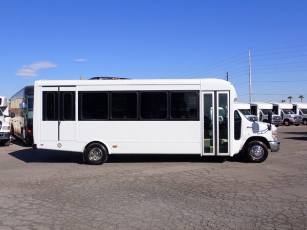 2014 Starcraft Allstar Lift Equipped Shuttle Bus S88873 - Image 4
