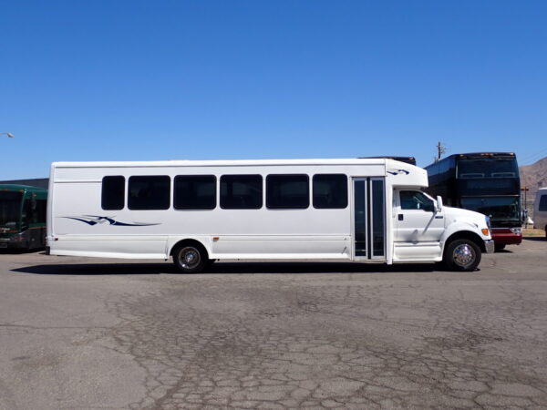 2015 Starcraft XLT Shuttle Bus S11271 - Image 4