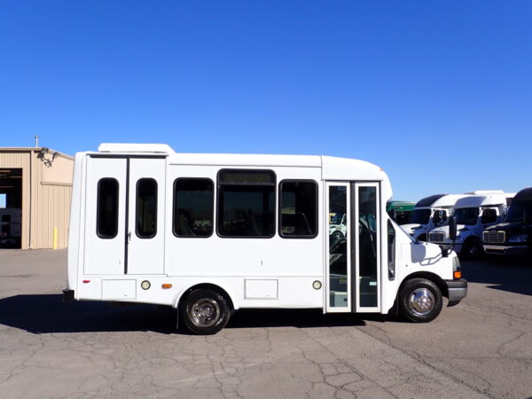 2015 Starcraft Startrans Lift Equipped Shuttle Bus S58307 - Image 4