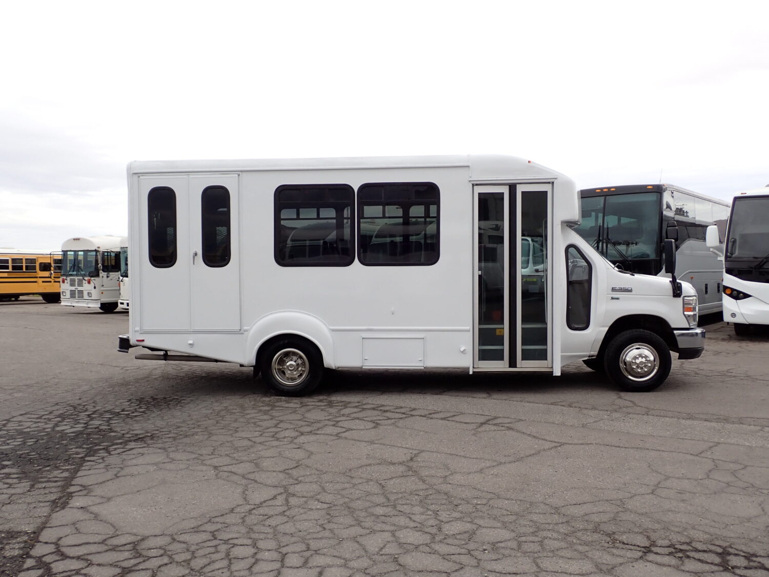 2016 Goshen Lift Equipped Shuttle Bus S29821 - Image 4