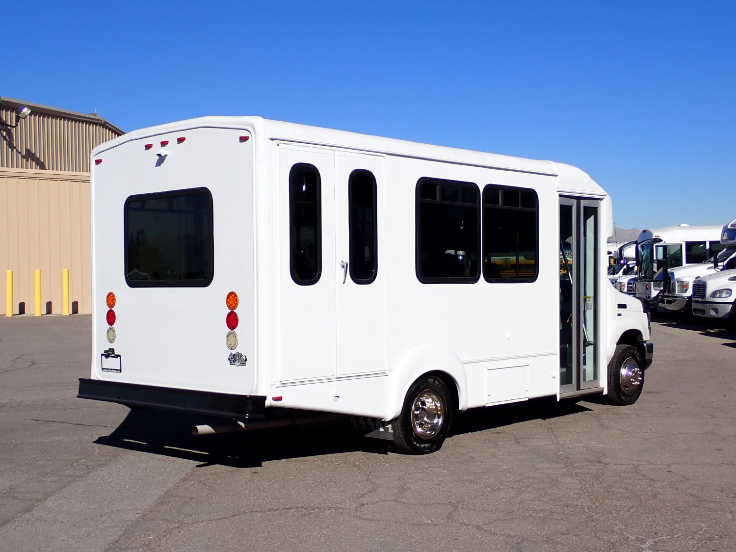 2016 Goshen Lift Equipped Shuttle Bus S29821 - Image 7