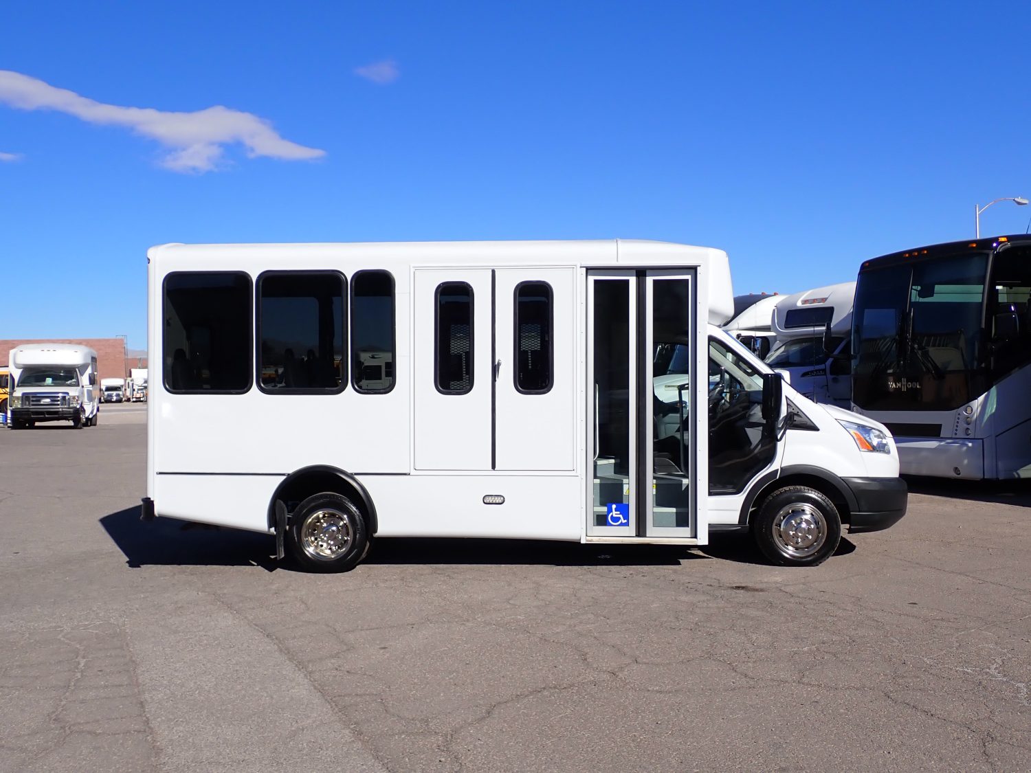 2018 World Trans Lift Equipped Shuttle Bus S30090 - Image 4