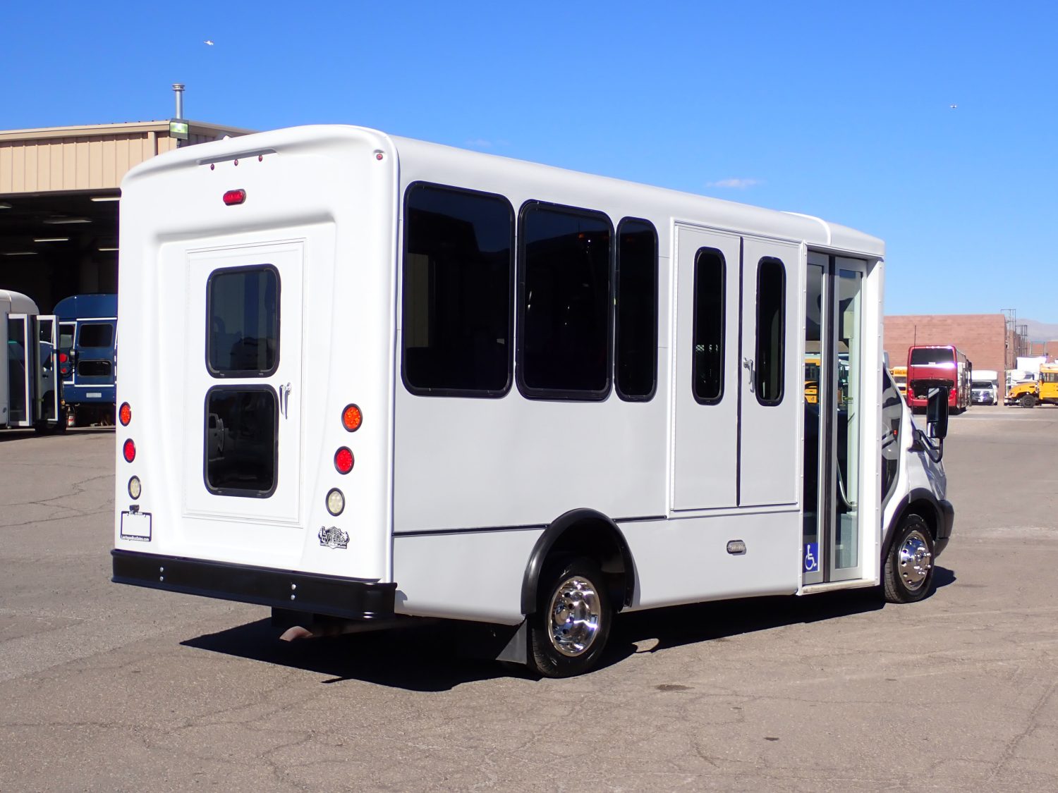 2018 World Trans Lift Equipped Shuttle Bus S30090 - Image 7