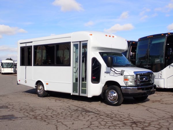 2013 Starcraft Allstar Lift Equipped Shuttle Bus S31005