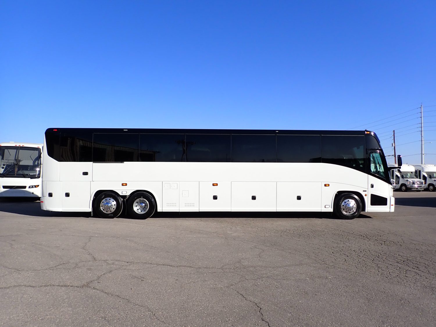 2019 MCI J4500 Lift Equipped Highway Coach C69178 - Image 4