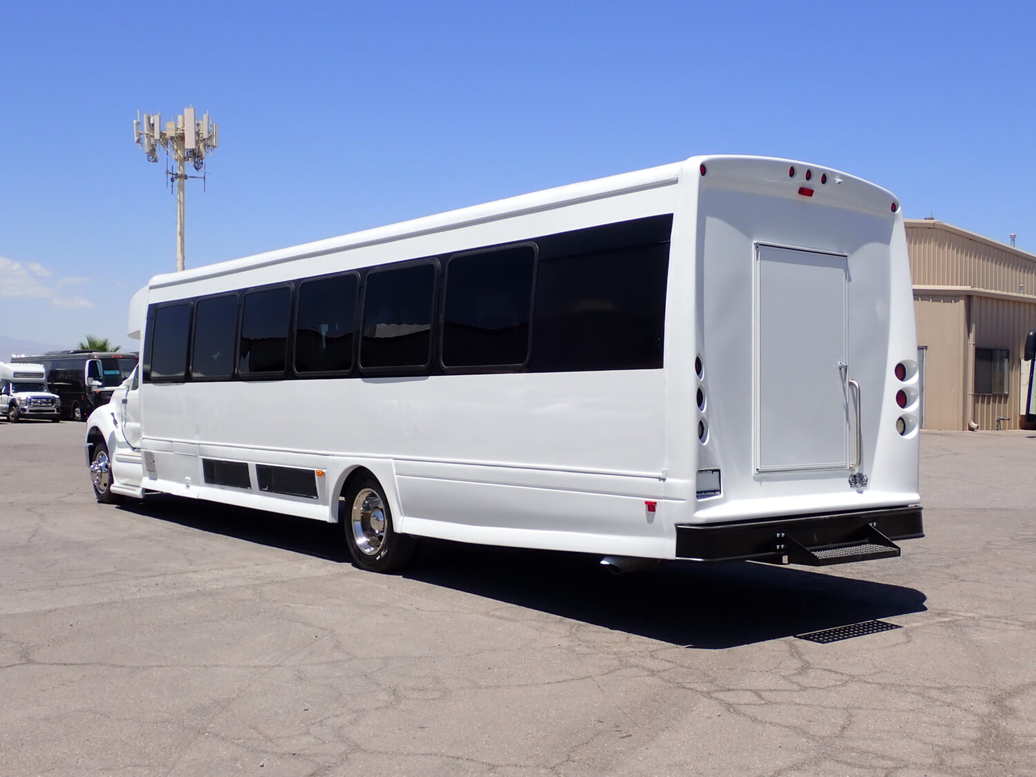 2015 Starcraft XLT Shuttle Bus S67882 - Image 5