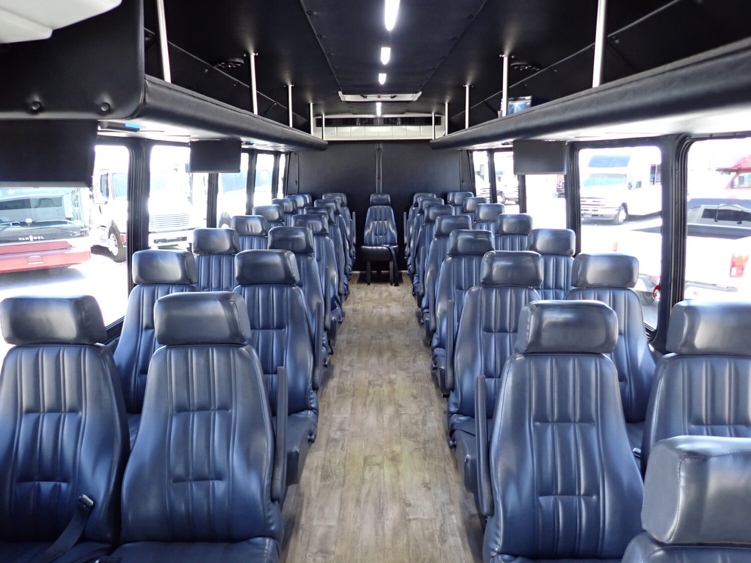 2015 Starcraft XLT Shuttle Bus S67882 - Image 9